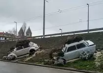 VW Käfer und Trabant 601 als Dekoration bei einer Brücke fotografiert in Februar, 2020 Budapest.