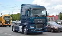 Wahrscheinlich noch ganz neu, vielleicht direkt vom Händler mit Überführungskennzeichen, eine MAN TGX 18.400 Zugmaschine am 29.07.20 Berlin Marzahn.  