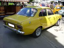 Ford Escort 1100L S als viertürige Limousine, gebaut von September 1969 bis zum Produktionsauslauf im November 1974. Als zweitürige Limousine stand der, in den englischen Ford-Werken entwickelte, Escort bereits ab Januar 1968 bei den Händlern. Hauptsächlich wurden die für Deutschland bestimmten Escort im belgischen Werk Genk montiert. Für einen solchen Escort, im Farbton daytonagelb, musste man 1969 mindestens DM 6140,00 berappen. Der Vierzylinderreihenmotor hat einen Hubraum von 1098 cm³ und leistet 45 PS. Die Höchstgeschwindigkeit wurde mit 131 km/h angegeben. Oldtimertreffen in Essen-Kettwig am 01.05.2010.