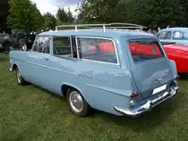 Heckansicht eines Opel Rekord P2 CarAvan 1700. Sommer 2009 in der Nähe von Northeim in Niedersachsen.