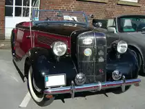 Opel Super 6 Cabriolet mit einer Karosserie von Gläser/Dresden. Produziert in den Jahren 1937 und 1938. Der Super 6 war als zwei- und viertürige Limousine, Cabriolet mit Aufbauten von verschiedenen Karosseriebauern, wie z.B Gläser (Foto) oder Hebmüller und als Roadster lieferbar. Angetrieben wird der Wagen von einem Sechszylinderreihenmotor, der aus einem Hubraum von 2473 cm³ 55 PS leistet. Oldtimertreffen Industriemuseum Ennepetal am 04.08.2019.