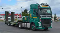 Dennes Dominik - Schwer- & Tiefladertransporte mit VOLVO FH 500 Zugmaschine mit Tiefladebrücke (leer) am 29.07.20 Berlin Marzahn.
