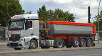 R. Marx Baustofftransport GmbH mit einem MB ACTROS 1840 Sattelkipper am 29.07.20 Berlin Marzahn.