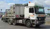 Bauunternehmen Klebl GmbH mit einem älteren MB ACTROS 2648  mit Pritschen-Flachauflieger mit Stützstangen beladen am 29.07.20 Berlin Marzahn.