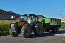Valtra Valmet Traktor mit Absetzkipperh�nger gesehen 07.2020.