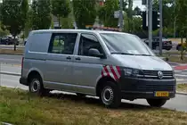 VW T6 steht nahe den Tramgleisen in der Stadt Luxemburg am Straßenrand. 07.2020