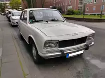 Peugeot 504GL, produziert von 1968 bis 1983. Ab September 1968 stand der 504 bei den Händlern. Die von Pininfarina gezeichnete Karosserie wirkte zeitlos konservativ und trug das damals typische  Gesicht  der Marke aus Sochaux. Das Modell war mit etlichen Benzin- und Dieselmotoren lieferbar. Als 504GL leistet der Vierzylinderreihenmotor 93 PS aus einem Hubraum von 1971 cm³. Die Baureihe wurde 1983 in Europa eingestellt, aber in Kenia und Nigeria für den afrikanischen Markt noch bis 2005 weiter gebaut. Köln im Mai 2020.