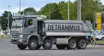 Ein Mercedes-Benz AROCS 4151 K 8x4/4 Dreiseitenkipper PowerShift 3 der Fa. Detrahimus Abriss Erdbau GmbH aus Berlin am 29.07.20 Berlin Marzahn.