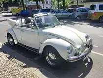 VW 1303 Karmann Cabrio. Baujahr um 1975. 4-Zylinder-Boxer-Motor mit 1600ccm und 50PS/37kW. Foto: Juli 2020