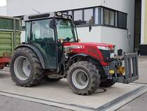 =MF Agrom steht auf dem Obsthof Eriskirch im Oktober 2019