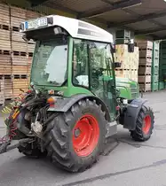 =Fendt 211 V steht auf dem Obsthof Eriskirch im Oktober 2019