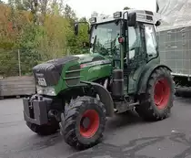 =Fendt 211 V steht auf dem Obsthof Eriskirch im Oktober 2019