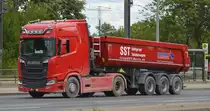 Schirmer und Siebert Transport GmbH mit einem Sattelkipper mit SCANIA R 500 Zugmaschine am 29.07.20 Berlin Marzahn.