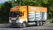 Die Firma  ROMA KG mit einem SCANIA R 410 für Wechselaufbauten am 28.07.20 Berlin Pankow. 