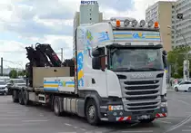 GAAC Commerz GmbH aus Mittenwalde mit einer SCANIA Zugmaschine mit Flachauflieger (Selbstlader) für Baustoffe usw. am 29.07.20 Berlin Marzahn.