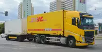 DHL mit einem VOLVO FH 460 EURO6 LKW für Wechselaufbauten mit Hänger am 29.07.20 Berlin Marzahn.