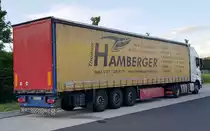 =Sattelauflieger der Spedition HAMBERGER, gesehen auf einem Rastplatz an der A 66