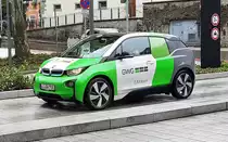 =BMW i3 der GWG steht vor der Einfahrt des Parkhauses in Lindau, 10-2019