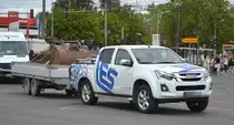 Ein Isuzu LS D-Max (2. Generation) Pickup-Truck des japanischen Herstellers Isuzu der Firma ES Bautransport GmbH aus Berlin mit Hänger mit Bagger/Radlader-Schaufeln am 29.07.20 Berlin Marzahn. 
