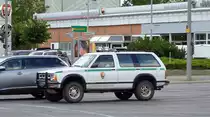 Der Chevrolet Blazer ist ein in den USA von General Motors produziertes SUV, der hier scheint direkt aus den USA importiert zu sein und war dort wohl als Dienstfahrzeug der U.S. PARK RANGER im Einsatz, siehe auch Signalhorn auf dem Dach. Ich denke das dieses Fahrzeug echt ist da es für den Filmverleih auch einige amerikanische Imitate von Polizeifahrzeugen u.a. in Berlin zum Mieten gibt, 29.07.20 Berlin Marzahn.