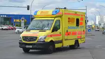 ASB - Arbeiter Samariter-Bund mit einem MB Sprinter RTW auf Einsatzfahrt am 29.07.20 Berlin Marzahn.