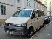 VW Multivan auf dem Basis des Transporter T5.2, gesehen in Februar 2020.