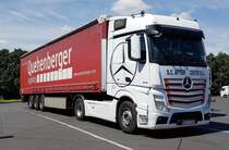 =MB Actros steht mit einem Sattelauflieger von QUEHENBERGER auf einem Rastplatz an der A 7, 07-2020