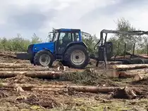 Valtra 6550 im August 2020 beim Forsteinsatz im Bereich  Hellefelder Höhe  zwischen Arnsberg und Sundern Hellefeld.