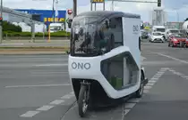 Ein relativ neues Verkehrkonzept bietet dieses Art E-Bike eine Art Transport-Fahrrad mit Vollverkleidung und Laderaum mit E-Antrieb und Lenkrad statt Lenker. Das sogenannte ONO vom Hersteller Tretbox GmbH aus Berlin. Es gilt rechtlich als Fahrrad und ermöglicht so bei hohem Ladevolumen und kräftigem elektrischen Antrieb eine schnelle und effiziente Art der Lieferung lt. Hersteller, hier eines am 29.07.20 Berlin Marzahn auf dem Fahrradstreifen der großen Kreuzung.
 