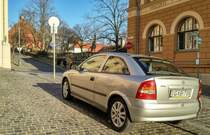 Rückansicht: Opel Astra G beim niedrigeren Sonnenstand in Februar 2020