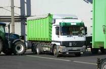 =MB Actros rangiert zur Getreideablieferung auf dem Betriebshof der Raiffeisen-Warenzentrale in Hünfeld, Juli 2020