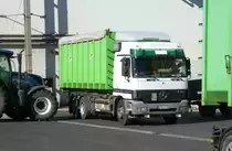 =MB Actros rangiert zur Getreideablieferung auf dem Betriebshof der Raiffeisen-Warenzentrale in Hünfeld, Juli 2020