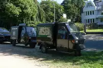 2 Piaggio  Ape 50 am 5.8.2020, Hamburg-Uhlenhorst, Schöne Aussicht / Kategorie Kleinkraftrad, Führerscheinklasse AM ab 14 Jahre /
Motor:   Luftgekühlt 49,8 ccm 1-Zyl. 2-Takt (automatische Mischung Benzin/Öl), Lüftkühlung, 4 Gänge + Rückwärtsgang /
Max. Leistung:   1.9 kW bei 6.000 U/Min /
Max. Geschwindigkeit:  38 km/h /
