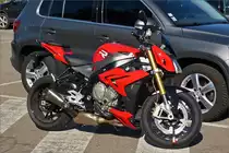 BMW S 1000 R, gesehen auf einem Parkplatz. 08.2020