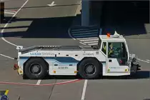 Flugzeugschlepper auf dem Flughafenvorfeld am Flughafen Luxemburg. 08.2020