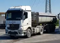 =MB Arocs Kippsattelzug von SELIGER steht auf einem Rastplatz an der A 3, 7-2020