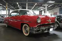 Lincoln Capri Hardtop Coupe aus dem Modelljahr 1954 im Farbton regalred. Von diesem Modell verkaufte die Lincoln-Division im Jahr 1954 exakt 14.003 Fahrzeuge. Der Grundpreis lag bei US$ 3869,00. Der V8-Motor hat einen Hubraum von genau 5200 cm³ und leistet 205 PS. Emmerich im Sommer 2017.