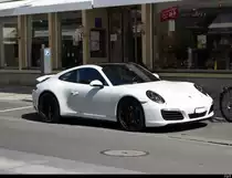 Weisser Porsche 911 Carrera in Interlaken am 25.07.2020