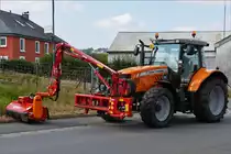 Massey Ferguson 6465 mit Frontmähwerk beim Abmähen des Randstreifens an der Straße. 08.2020 