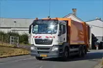 MAN Müllentsorgungsfahrzeug auf dem Weg zur nächsten Einsatz. 08.2020