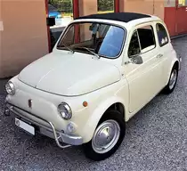 Fiat 500, gesehen am 8. August 2020 in Cugy, Kanton Waadt, Schweiz