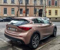 Rückansicht: Infiniti Q30 auf dem basis der MB A-Klasse, fotografiert in März, 2020.