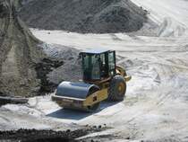 18.07.07,Bochum,CAT-Walze auf der Schlackenhalde.