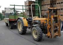 =Renault Schmalspurtraktor steht auf dem Obsthof Eriskirch im Oktober 2019