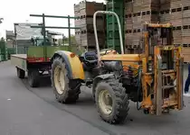 =Renault Schmalspurtraktor steht auf dem Obsthof Eriskirch im Oktober 2019