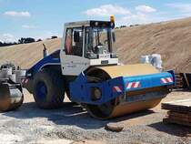 =Bomag-Walzenzug des Bauunternehmens SCHNORPFEIL steht auf einer Baustelle an der A 7, Juli 2020
