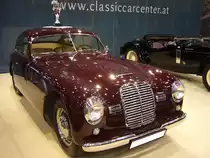 Maserati A6 1500 aus dem Jahr 1949.

Dieser wunderschöne A6 1500 hat die Chassisnummer 059 und ist das neunte, von nur 61 Fahrzeugen, der von 1947 bis 1951 produzierten Serie. Er ist der einzige Pinin Farina Berlinetta, der im Werk auf einem Fahrgestell mit langem Radstand montiert wurde. Obwohl alle Autos, die in dieser Serie gebaut wurden, auf einem Standard-Fahrgestell montiert wurden und ein Fahrgestell mit langem Radstand nur bei zwei Cabriolet-Versionen des A6 1500 (Fahrgestellnummer 057 und 075) verwendet wurden. Der im Juli 1949 neu ausgelieferte Wagen wurde im Werk mit einer Berlinetta-Karosserie konfiguriert und im dunkelroten Farbton  Amaterro  lackiert. Der Sechszylinder-Reihenmotor hat einen Hubraum von genau 1500 cm³ und leistet 66 PS. Die Höchstgeschwindigkeit wurde von Maserati mit 150 km/h angegeben. Techno Classica Essen im April 2019.