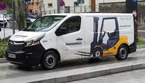 =Opel Vivaro der Firma JUNGHEINRICH wartet vor dem Parkhaus in Lindau auf die Schrankenöffnung, 10-2019