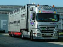 Mercedes Viehlasttransportsattelfahrzeug wartet auf die Beladung bei der FIH (FleckviehInnHausruckviertel) in RIED i.I. auf seine Beladung 070720