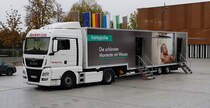 =MAN TGX steht mit Infoauflieger von  hansgrohe  in Lindau, 10-2019